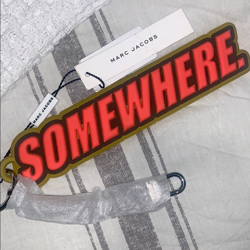 NWT MARC JACOBS coral SOMEWHERE travel keychain